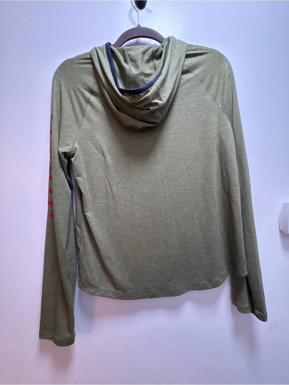 Orvis Women’s Sun Defense Olive Green Crewneck Tee Hoodie with ponytail cutout - Picture 2 of 7